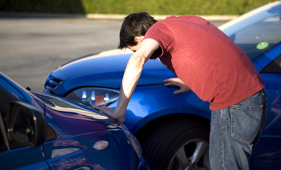 people in a car accident situation at day time